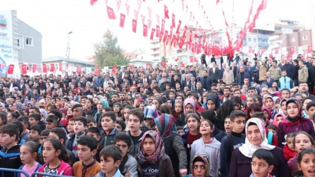G&ouml;rebilmek i&ccedil;in birbirleriyle yarıştılar! T&uuml;m bu kalabalığın nedeni...