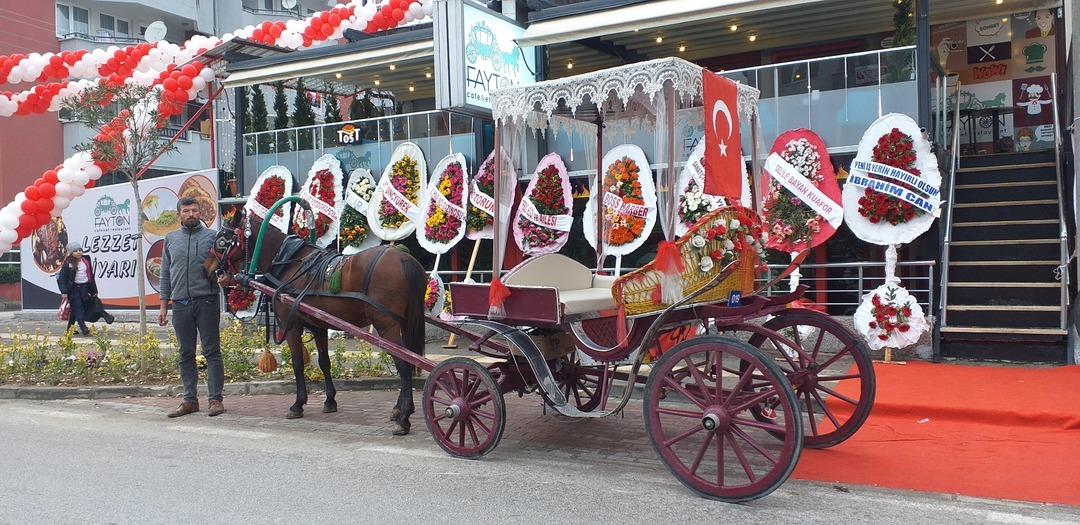 Bu kafeye m&uuml;şteriler faytonla gidiyor