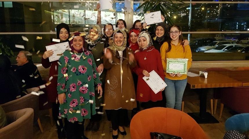 Ayyıldız Hanım Evi kursiyerleri kişisel gelişim sertifikası aldı