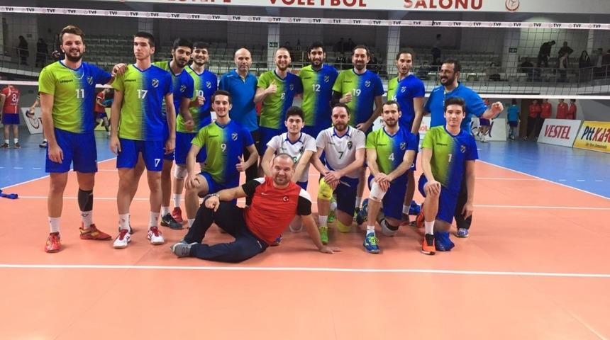 Kartepe Belediyespor voleybolda liderliği bırakmıyor