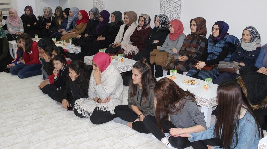 Bakan M&uuml;şaviri Ali &Ouml;zdemir Erzincan&rsquo;da gen&ccedil;lerle buluştu