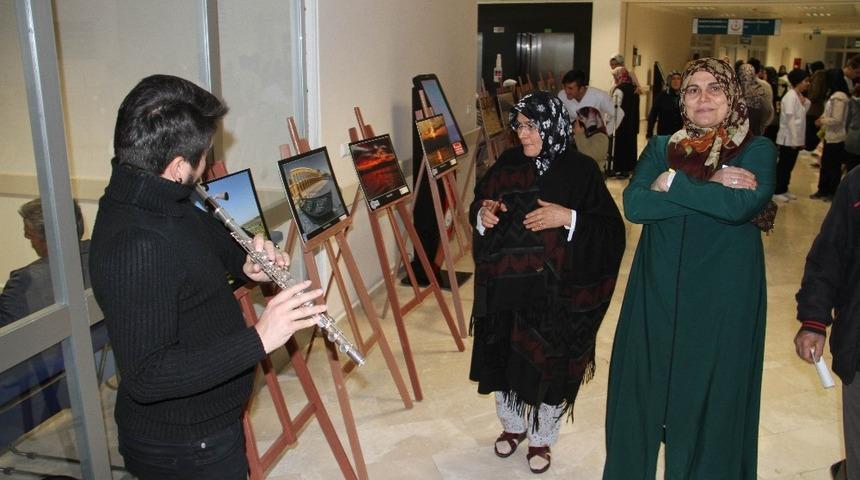 Hastanede m&uuml;zik dinletili fotoğraf sergisi