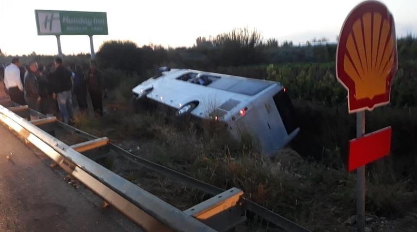 Antalya&rsquo;da otel personel servisi kanala u&ccedil;tu: 14 yaralı
