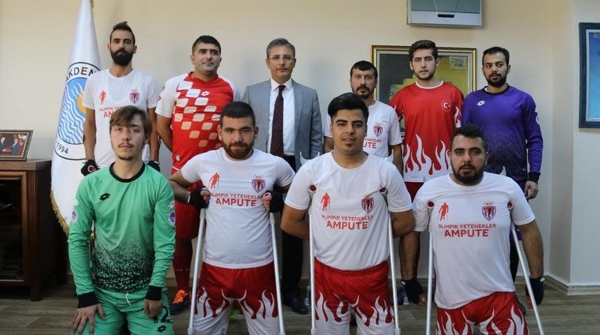 Başkan Pamuk&rsquo;tan ampute futbol takımına moral