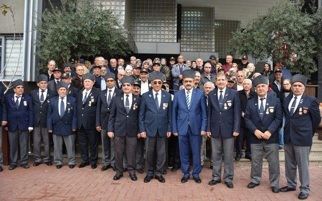 İzmirli gazilerden Başkan Alıcık’a teşekkür plaketi