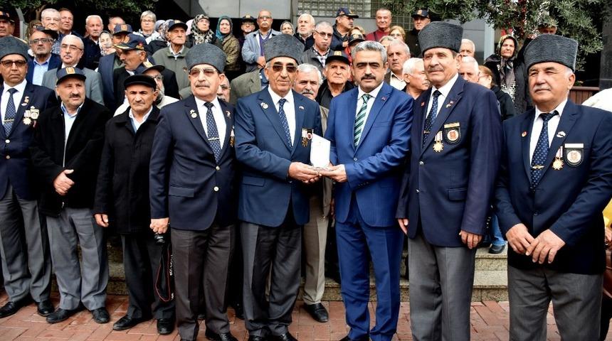 İzmirli gazilerden Başkan Alıcık&rsquo;a teşekk&uuml;r plaketi