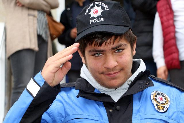 Engelli Burak'ın, polis otosuyla okula gitme hayali gerçek oldu