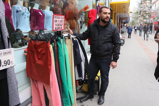 Mağazadan, ihtiya&ccedil; sahiplerine &uuml;cretsiz kışlık kıyafet 1