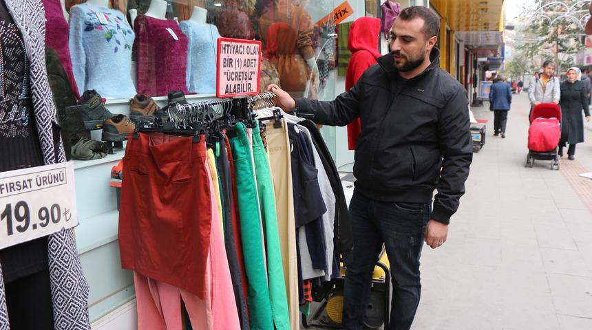 Mağazadan, ihtiya&ccedil; sahiplerine &uuml;cretsiz kışlık kıyafet