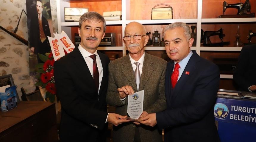 1965 yılının Turgutlu&rsquo;sunu anlatan yıllık yayınlandı