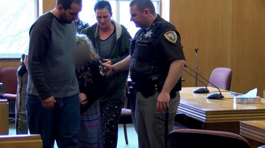 10 yaşında kardeşini öldüren çocuk kelepçe ile mahkemeye çıkarıldı