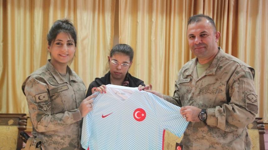 Jandarmadan korunma altındaki &ccedil;ocuklara forma ve top hediyesi