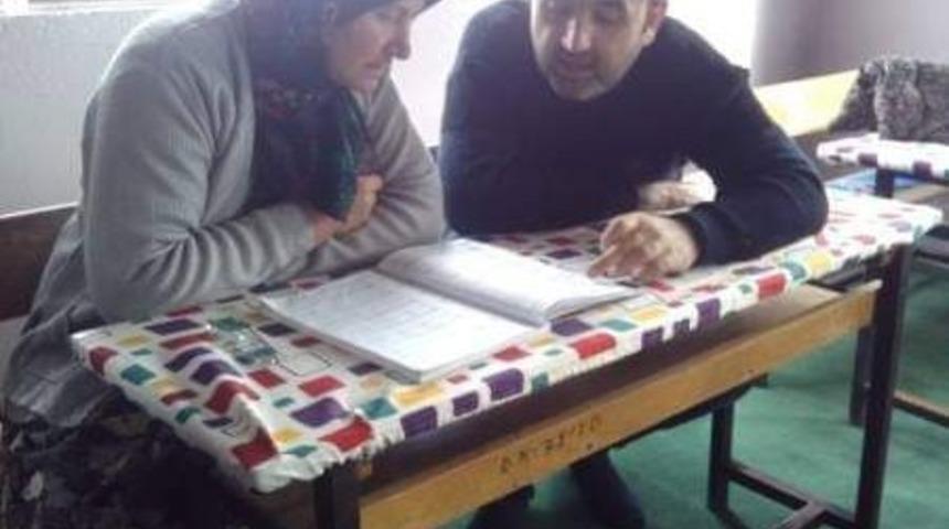 İmam, kadınlara okuma yazma &ouml;ğretiyor