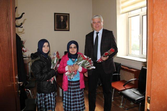 İmam Hatip Öğrencileri  bütün ilçeye gül dağıttılar