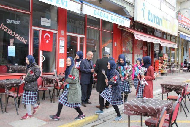 İmam Hatip Öğrencileri  bütün ilçeye gül dağıttılar