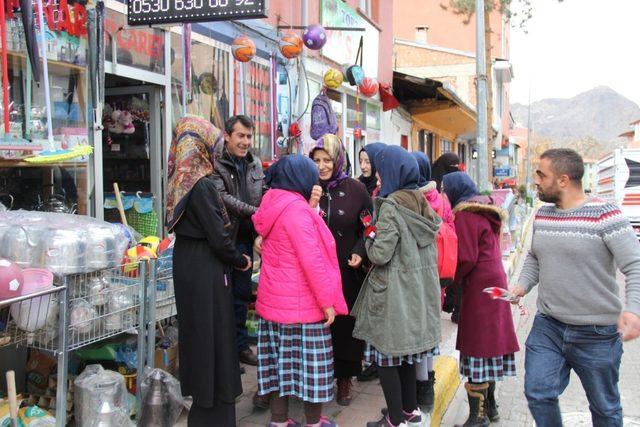 İmam Hatip Öğrencileri  bütün ilçeye gül dağıttılar