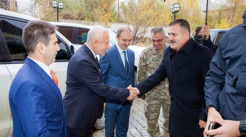 Vali Akbıyık&rsquo;tan Hakkari &uuml;niversitesine ziyaret