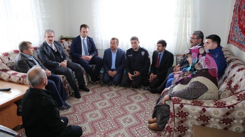 Vali, Dumlupınar ve Altıntaş’ta şehit ailelerini ziyaret etti