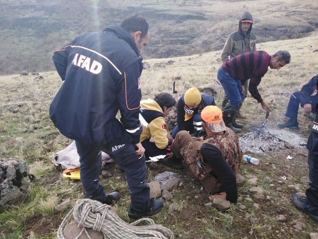 Ayağı kırılan avcıya k&ouml;peğinin sevgi ve sadakati 4