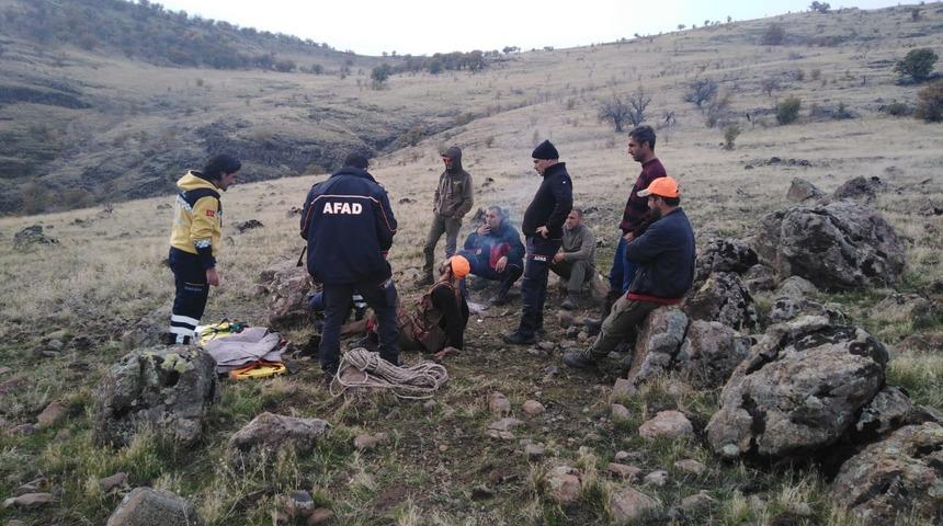 Ayağı kırılan avcıya k&ouml;peğinin sevgi ve sadakati