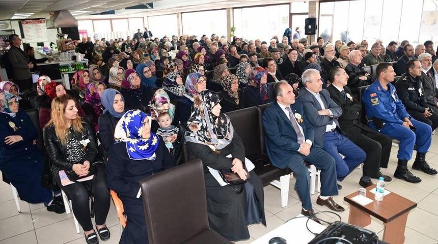 Lapseki&rsquo;de "Peygamberimiz ve Gen&ccedil;ler" konulu konferans verildi