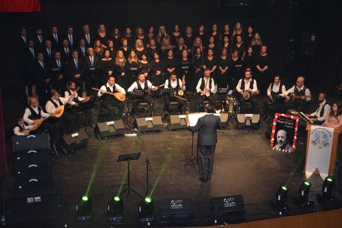 Neşet Ertaş Efeler&rsquo;de t&uuml;rk&uuml;leri ile anıldı