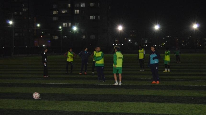 Amed Sportifli kadın futbolcular sıkı &ccedil;alışıyor