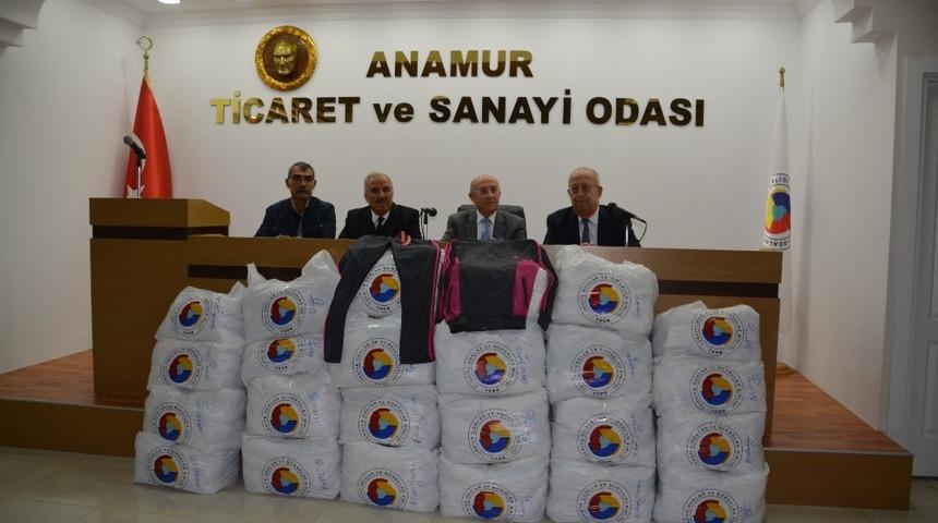 Anamur&rsquo;da 210 &ouml;ğrenciye eşofman dağıtıldı