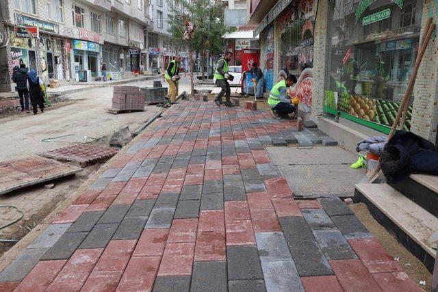 Siirt’te kaldırım çalışmaları sürüyor