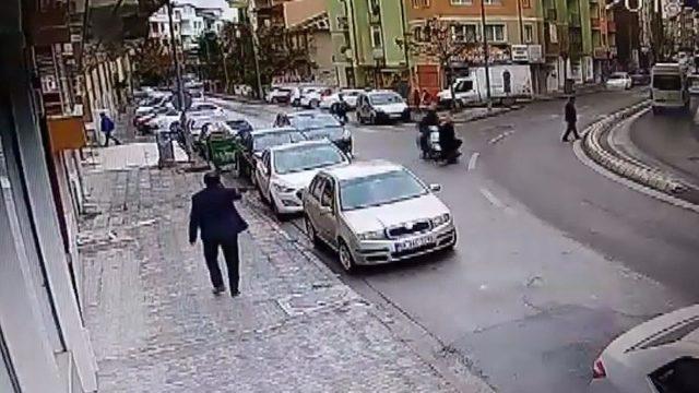 Motosiklet çarpar iki dikkatsiz kadın yere serildi