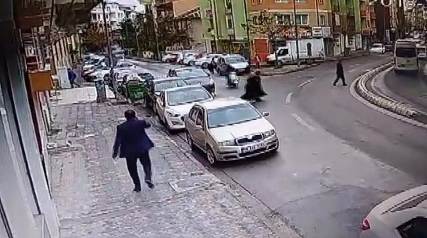 Motosiklet &ccedil;arpar iki dikkatsiz kadın yere serildi