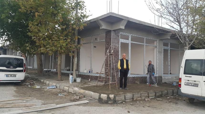 Samsat&rsquo;ta depremzede esnafların işyerleri yapılıyor