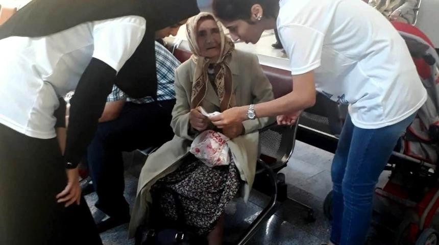 &Uuml;niversiteli &ouml;ğretmen adayları hastanede rehberlik yaptı