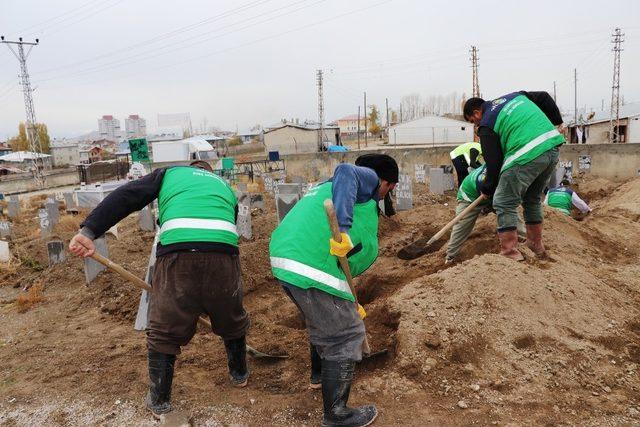 Kaçak göçmenler kimsesizler mezarlığına defnedildi