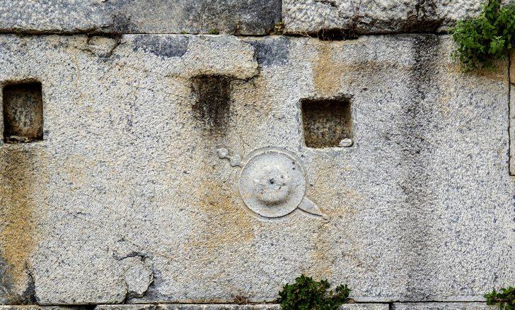 Tarihi Roma Tiyatrosu'ndan 2 bin 500 yıllık seramikler çıktı G5