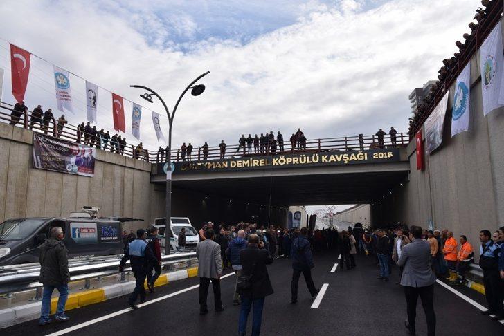 Başkan Ergün’den klasik otomobilli kavşak açılışı G2