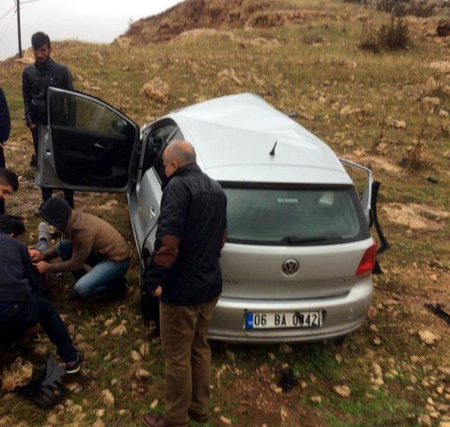 2 otomobil kafa kafaya çarpıştı: 4 yaralı