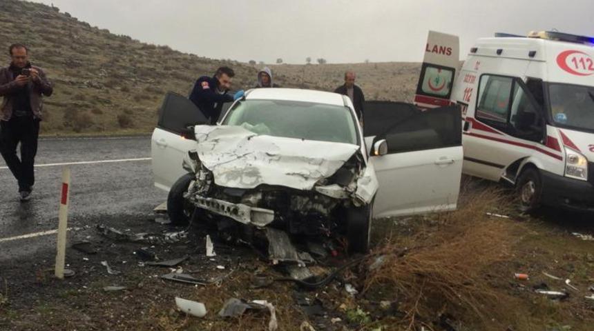 2 otomobil kafa kafaya &ccedil;arpıştı: 4 yaralı