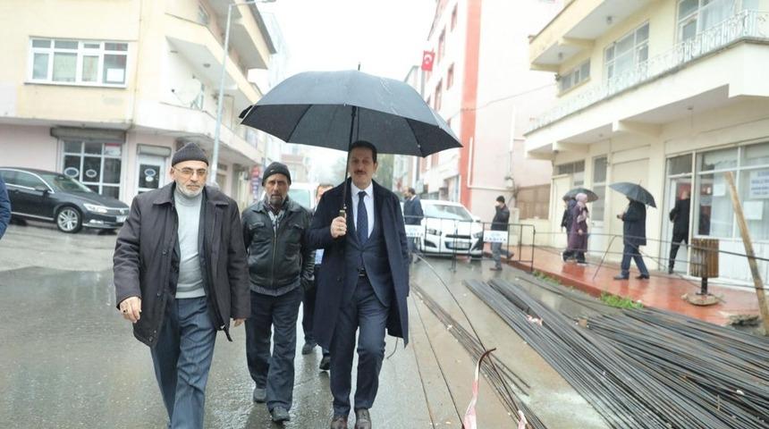 Tok&rsquo;tan yağmur altında mahalle gezisi