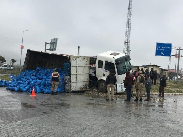 Kömür yüklü kamyon devrildi: 1 yaralı