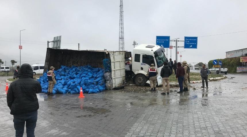 K&ouml;m&uuml;r y&uuml;kl&uuml; kamyon devrildi: 1 yaralı