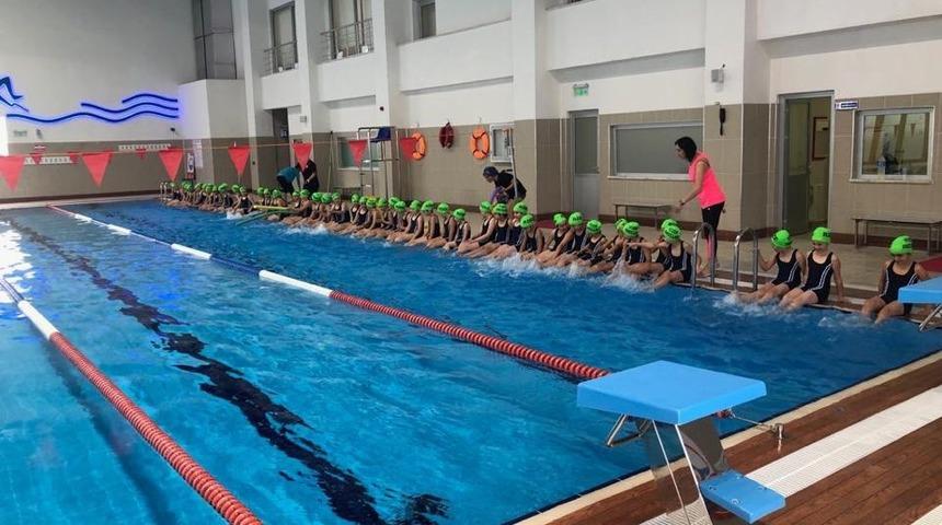 18 okuldan bin 200 &ouml;ğrenciye y&uuml;zme dersi