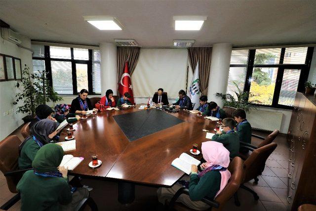 Öğrenciler Başkan Türkmen’le birlikte kitap okudu