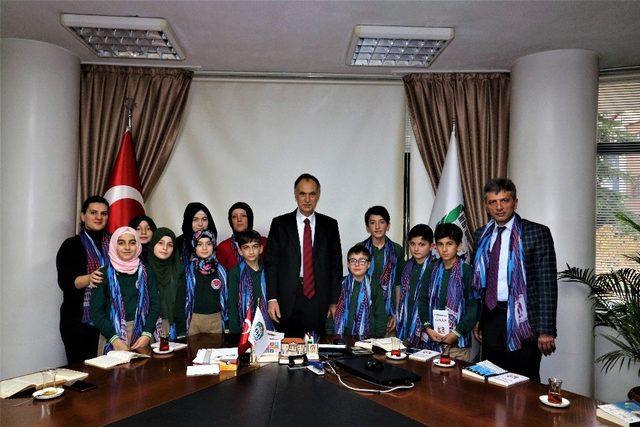Öğrenciler Başkan Türkmen’le birlikte kitap okudu