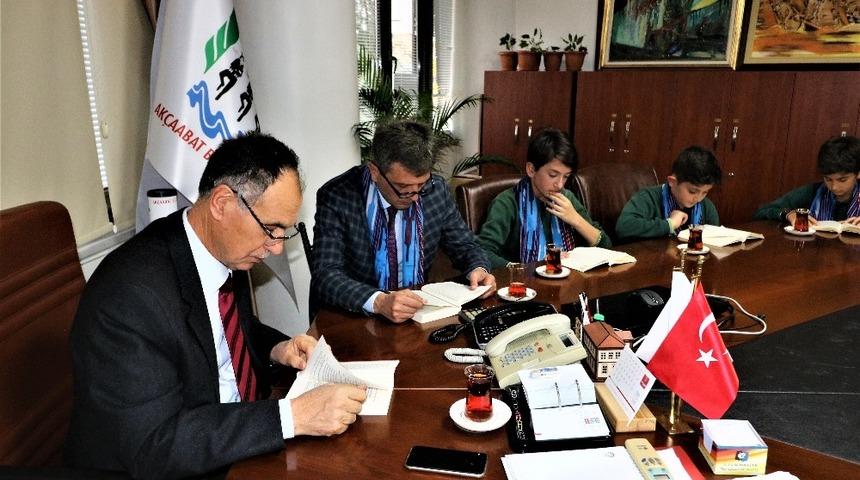 &Ouml;ğrenciler Başkan T&uuml;rkmen&rsquo;le birlikte kitap okudu