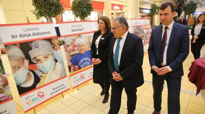 Başkan B&uuml;y&uuml;kkılı&ccedil;, L&Ouml;SEV 20. yıl sergisini gezdi