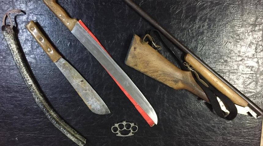 Durdurulan otomobillerden kesici aletler ele ge&ccedil;irildi