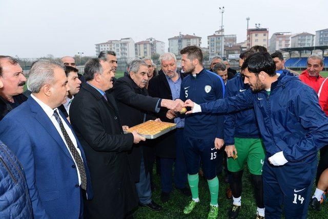 Muhtarlardan Yeşilyurt Belediyespor’a moral ziyareti