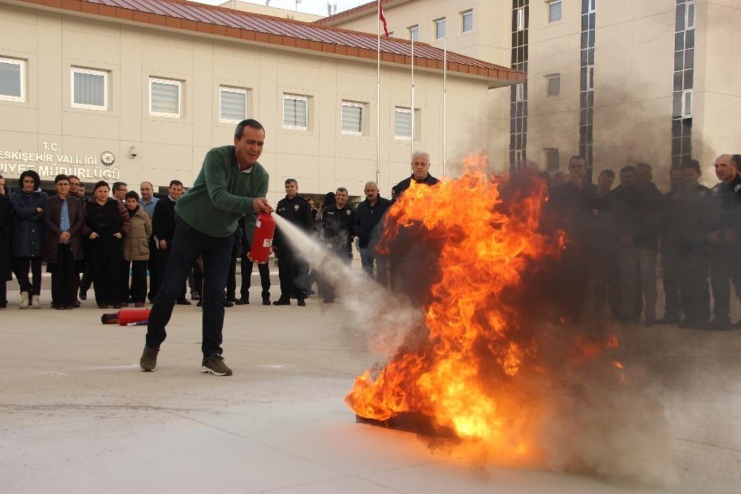 Emniyet personeli deprem ve yangın tatbikatı yaptı