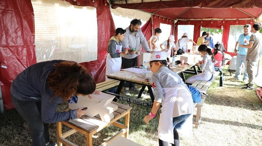 Taş Heykel Sempozyumunda minik eller